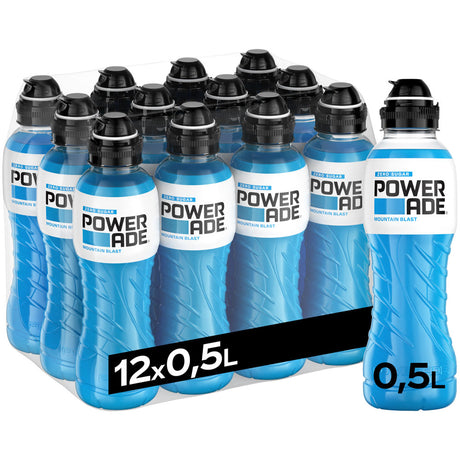 Zwölf Powerade Sports Mountain Blast PET Einwegflaschen à 0,5L im praktischen 12er-Pack - das isotonische Sportgetränk für optimale Erfrischung, mit einer Flasche vorne separat präsentiert.