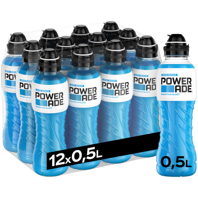 Zwölf Powerade Sports Mountain Blast PET Einwegflaschen à 0,5L im praktischen 12er-Pack - das isotonische Sportgetränk für optimale Erfrischung, mit einer Flasche vorne separat präsentiert.