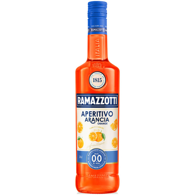 Eine 0,7-Liter-Flasche Ramazzotti Aperitivo Arancia 0,0% alkoholfrei, ein italienischer Aperitif von Ramazzotti, mit orangefarbener Grafik und blauem Verschluss auf weißem Grund.