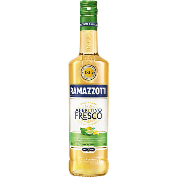 Eine 0,7-Liter-Flasche Ramazzotti Aperitivo Fresco (15%), der italienische Aperitif mit grünem Verschluss und zitrusfruchtinspiriertem Etikett.