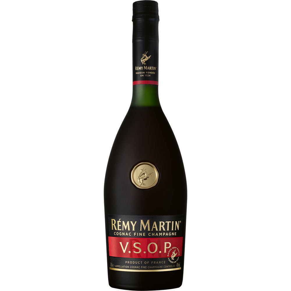 Eine dunkle Flasche Rémy Martin VSOP Cognac Fine Champagne 40% (0,7L) mit einem goldenen Etikett mit roten Akzenten, das die raffinierte Qualität dieses berühmten Rémy Martin Cognacs hervorhebt.