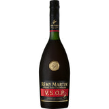 Eine dunkle Flasche Rémy Martin VSOP Cognac Fine Champagne 40% (0,7L) mit einem goldenen Etikett mit roten Akzenten, das die raffinierte Qualität dieses berühmten Rémy Martin Cognacs hervorhebt.