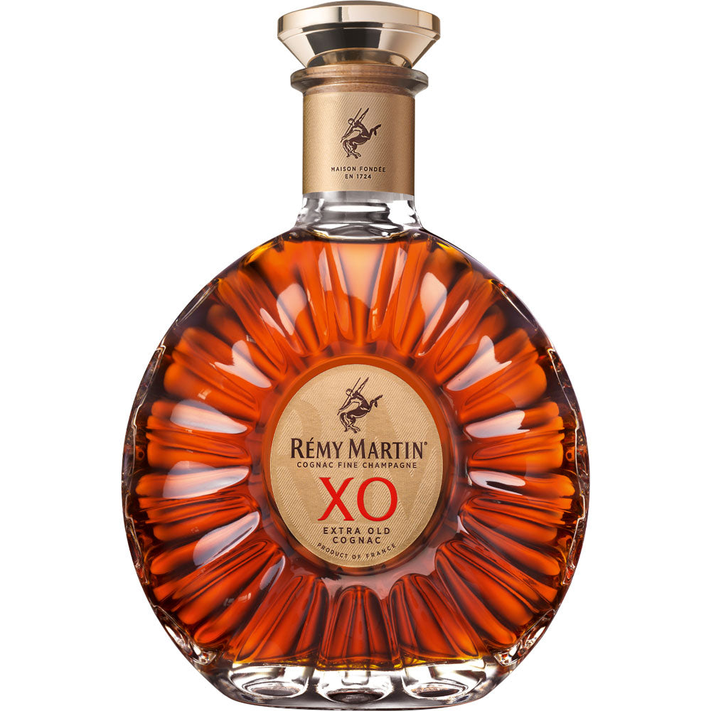 Rémy Martin XO Cognac 40% 0,7 Liter zeigt das für die Marke charakteristische runde, verschnörkelte Flaschendesign und den reichen bernsteinfarbenen Geist darin.