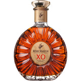 Rémy Martin XO Cognac 40% 0,7 Liter zeigt das für die Marke charakteristische runde, verschnörkelte Flaschendesign und den reichen bernsteinfarbenen Geist darin.