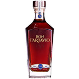 Eine 0,7-Liter-Flasche Ron Cartavio XO Rum 18 Jahre (40%), hergestellt im Solera-Verfahren, kommt mit einem blau-goldenen Etikett und enthält reichhaltigen, bernsteinfarbenen Rum.