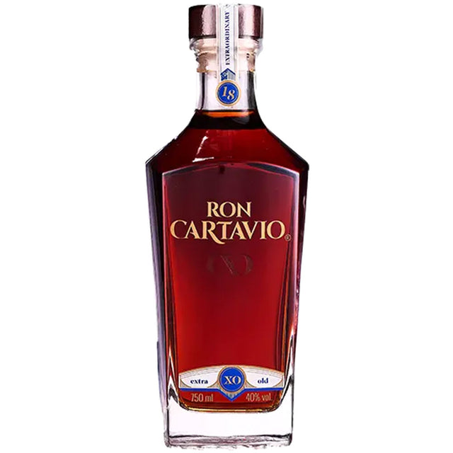 Eine 0,7-Liter-Flasche Ron Cartavio XO Rum 18 Jahre (40%), hergestellt im Solera-Verfahren, kommt mit einem blau-goldenen Etikett und enthält reichhaltigen, bernsteinfarbenen Rum.