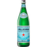 Eine Packung mit sechs grünen 1-Liter-Glasflaschen San Pellegrino Mineralwasser (MEHRWEG) mit blauem Etikett und rotem Stern, die aus den lombardischen Alpen stammen.