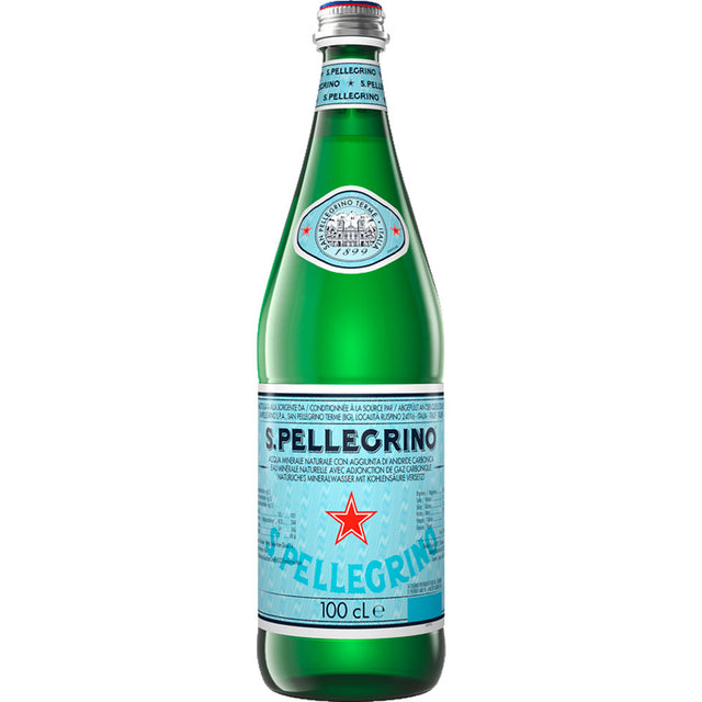 Eine Packung mit sechs grünen 1-Liter-Glasflaschen San Pellegrino Mineralwasser (MEHRWEG) mit blauem Etikett und rotem Stern, die aus den lombardischen Alpen stammen.
