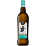 Eine braune 0,75-Liter-Flasche Sandeman Sherry Fino Dry (15%) mit türkisfarbenem Verschluss und einem Etikett, das eine verhüllte Figur zeigt.