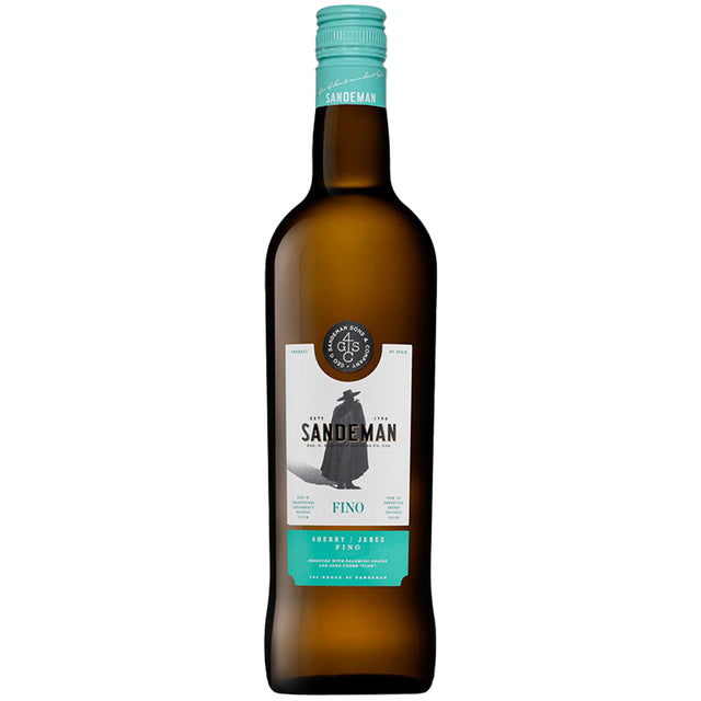 Eine braune 0,75-Liter-Flasche Sandeman Sherry Fino Dry (15%) mit türkisfarbenem Verschluss und einem Etikett, das eine verhüllte Figur zeigt.