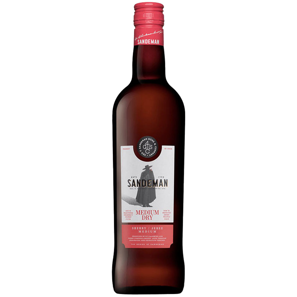 Eine 0,75-Liter-Flasche Sandeman Sherry Medium Dry (15%), ein halbtrockener Sherry aus Jerez, mit der ikonischen Mützenfigur auf dem roten Etikett.