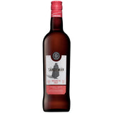 Eine 0,75-Liter-Flasche Sandeman Sherry Medium Dry (15%), ein halbtrockener Sherry aus Jerez, mit der ikonischen Mützenfigur auf dem roten Etikett.