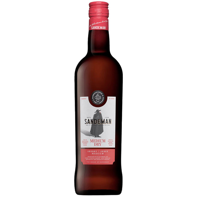 Eine 0,75-Liter-Flasche Sandeman Sherry Medium Dry (15%), ein halbtrockener Sherry aus Jerez, mit der ikonischen Mützenfigur auf dem roten Etikett.
