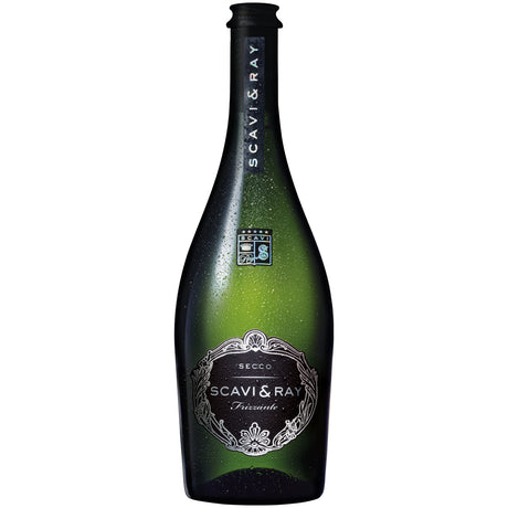 Eine grüne Flasche Scavi & Ray Frizzante 0,75 Liter mit Kondenswasser ist mit einem eleganten schwarz-silbernen Etikett versehen und wird aus ausgewählten Glera-Trauben hergestellt.