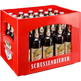 Eine rote Kiste mit der Aufschrift Schussenrieder Brauerei Ott enthält 20 Flaschen (je 0,5 l) Schussenrieder Original Nr.1 naturtrüb Bügel (MEHRWEG).