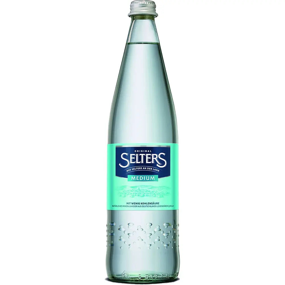 Abgebildet ist eine Selters Mineralwasser Medium N2 0,75L Glasflasche mit feinperliger Kohlensäure und einem grünlichen Etikett auf weißem Hintergrund.