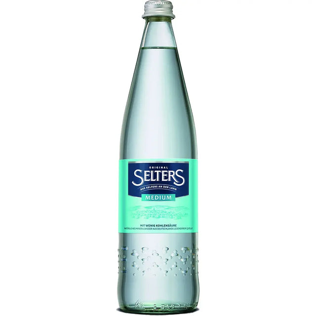 Abgebildet ist eine Selters Mineralwasser Medium N2 0,75L Glasflasche mit feinperliger Kohlensäure und einem grünlichen Etikett auf weißem Hintergrund.