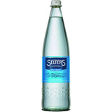 Eine Selters Mineralwasser Classic N2 0,75L MEHRWEG Glasflasche mit blauem Etikett steht auf weißem Hintergrund und präsentiert seinen spritzigen Geschmack.