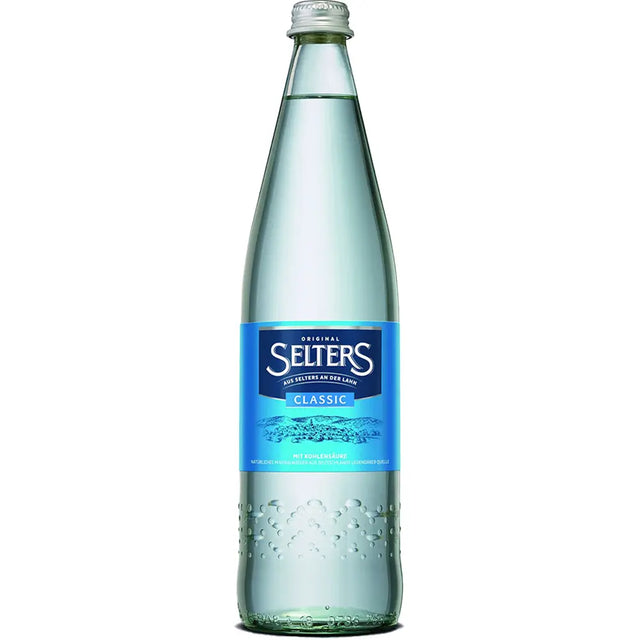 Eine Selters Mineralwasser Classic N2 0,75L MEHRWEG Glasflasche mit blauem Etikett steht auf weißem Hintergrund und präsentiert seinen spritzigen Geschmack.