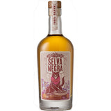 Eine 0,5-Liter-Flasche Selva Negra Reposado (40%) von Selva Negra mit einem rosa-goldenen Etikett, das von einem kühnen Jaguar geziert wird - eine elegante Hommage an den Schwarzwald.
