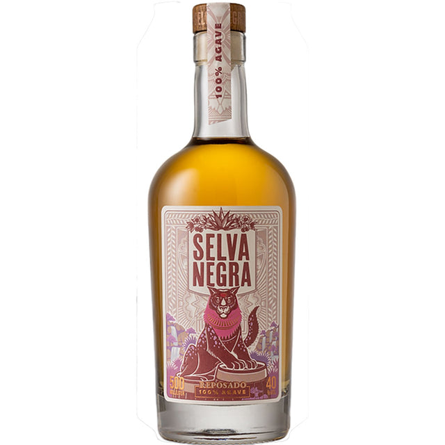 Eine 0,5-Liter-Flasche Selva Negra Reposado (40%) von Selva Negra mit einem rosa-goldenen Etikett, das von einem kühnen Jaguar geziert wird - eine elegante Hommage an den Schwarzwald.