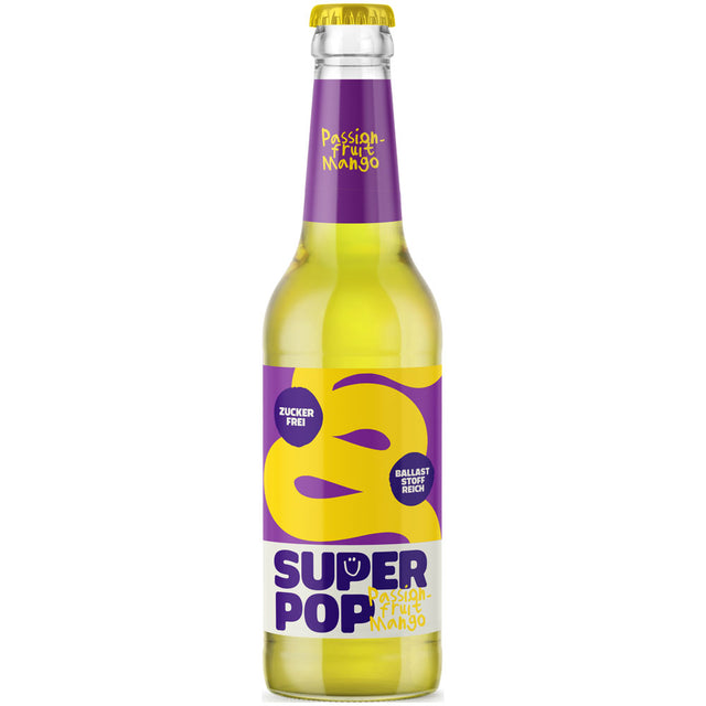 Eine 0,33-Liter-Flasche Super Pop Passionfruit-Mango Limonade (24er-Pack, MEHRWEG) von Super Pop mit gelbem und violettem Etikett und gelbem Verschluss.