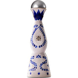 Der Clase Azul Tequila Reposado 40% 0,7L hat eine hohe, weiße, handbemalte Keramikflasche mit blauen Blumenmustern und einem silbernen, abgerundeten Deckel, der Kunst und Eleganz vereint.
