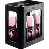 Eine schwarze Kunststoffkiste enthält sechs 1-Liter-Flaschen Thomas Henry Wild Berry Limonade (PET, Mehrweg), jeweils mit rosa Etiketten und schwarzen Verschlüssen - ideal für Fans fruchtiger Limonaden.