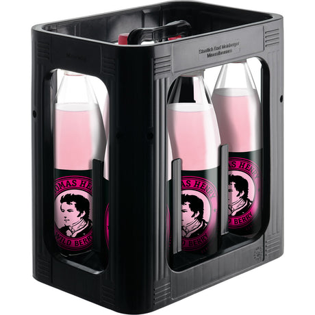Eine schwarze Kunststoffkiste enthält sechs 1-Liter-Flaschen Thomas Henry Wild Berry Limonade (PET, Mehrweg), jeweils mit rosa Etiketten und schwarzen Verschlüssen - ideal für Fans fruchtiger Limonaden.