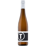 Die Flasche Tina Pfaffmann Grauer Burgunder trocken 2024 verkörpert mit ihrem schlichten schwarz-weißen Design die Eleganz des deutschen Weißweins.