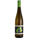Eine Flasche Tina Pfaffmann Barfuß Weißwein-Cuvée 2024 von Tina Pfaffmann mit grünem Schraubverschluss und schwarzem Etikett mit grünem Kleeblattmotiv - eine elegante Weißweinmischung aus der Pfalz.