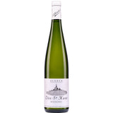 Eine grüne Flasche F.E. Trimbach Riesling Clos St. Hune Grand Cru AOC Alsace 2020 hat ein weißes Etikett und eine silberne Folie am Hals.