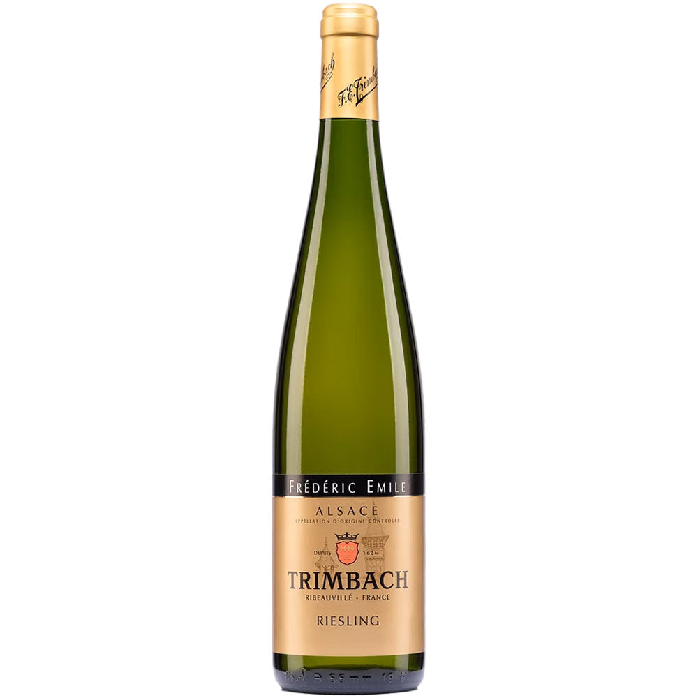 Eine grüne Flasche F.E. Trimbach Riesling Frédéric Emile AOC Alsace 2019 mit goldenem Etikett und schwarzen Akzenten, die die Eleganz dieses Grand-Cru-Weins unterstreichen, steht vor einem weißen Hintergrund.