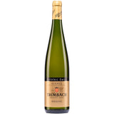 Eine grüne Flasche F.E. Trimbach Riesling Frédéric Emile AOC Alsace 2019 mit goldenem Etikett und schwarzen Akzenten, die die Eleganz dieses Grand-Cru-Weins unterstreichen, steht vor einem weißen Hintergrund.