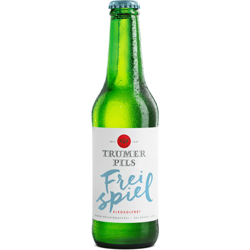 Eine grüne Glasflasche von Trumer Freispiel alkoholfrei 0,33L (MEHRWEG), einem alkoholfreien Pils aus Österreich von Trumer, mit weiß-blauem Etikett.