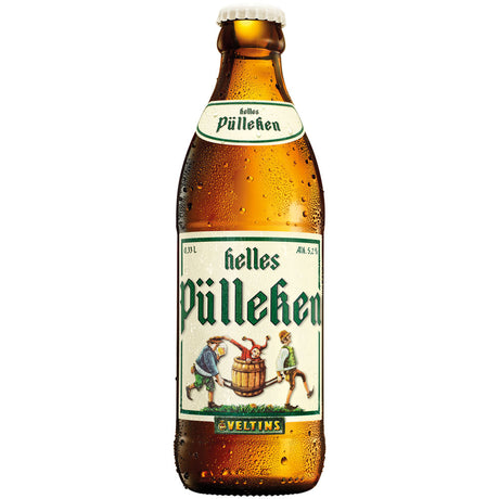Eine braune Veltins Helles Pülleken 0,33L MEHRWEG Flasche von Veltins, mit einem Etikett mit Menschen, die ein Fass im Stil der sauerländischen Brautradition tragen, isoliert auf weiß.