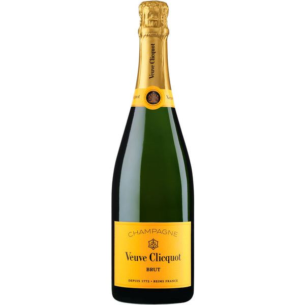 Eine 0,75-Liter-Flasche Veuve Clicquot Champagner Brut von Veuve Clicquot mit dem kultigen gelben Etikett und einem mit Folie umwickelten Hals.