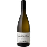 Eine Flasche Vincent Girardin Chassagne-Montrachet 1er Cru Le Cailleret AOC 2022 vor weißem Hintergrund.