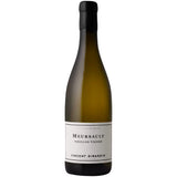 Eine Flasche Vincent Girardin Meursault Vieilles Vignes AOC 2021 Weißwein aus der renommierten Côte de Beaune vor weißem Hintergrund.
