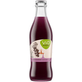 Die ViO Schorle Schwarze Johannisbeere 0,25L Glasflasche hat ein grünes Etikett mit dem Bild einer schwarzen Johannisbeere.