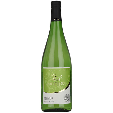 Der Winzer vom Weinsberger Tal Riesling trocken (12x1L MEHRWEG) ist ein klassischer deutscher Weißwein mit grün-weißem Etikett und schwarzem Schraubverschluss, vom renommierten Weingut Weinsberger Tal.