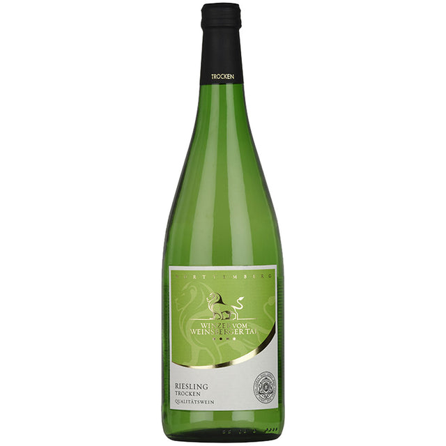 Der Winzer vom Weinsberger Tal Riesling trocken (12x1L MEHRWEG) ist ein klassischer deutscher Weißwein mit grün-weißem Etikett und schwarzem Schraubverschluss, vom renommierten Weingut Weinsberger Tal.