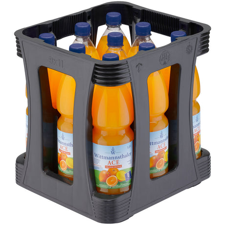 Eine Kunststoffkiste enthält neun 1-Liter-Flaschen Wittmannsthaler ACE Orange Mango PET (EINWEG), ein kalorienarmes, aromatisches Getränk.