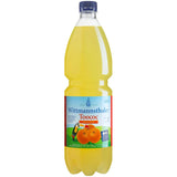 Eine 1-Liter-Flasche „Wittmannsthaler Toococ Orange PET“ von Wittmannsthaler, hergestellt aus Schwarzwälder Mineralwasser und natürlichem Orangensaft, mit leuchtend orangefarbenen Orangen auf dem Etikett.