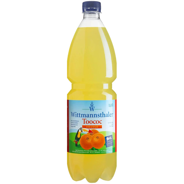 Eine 1-Liter-Flasche „Wittmannsthaler Toococ Orange PET“ von Wittmannsthaler, hergestellt aus Schwarzwälder Mineralwasser und natürlichem Orangensaft, mit leuchtend orangefarbenen Orangen auf dem Etikett.