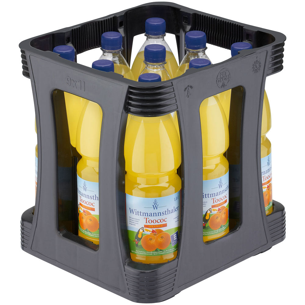 Eine Kiste mit neun Wittmannsthaler Toococ Orange PET 1L Flaschen (EINWEG), jede mit blauem Verschluss, Fruchtetikett und natürlichem Orangengeschmack, gemischt mit erfrischendem Schwarzwälder Mineralwasser.