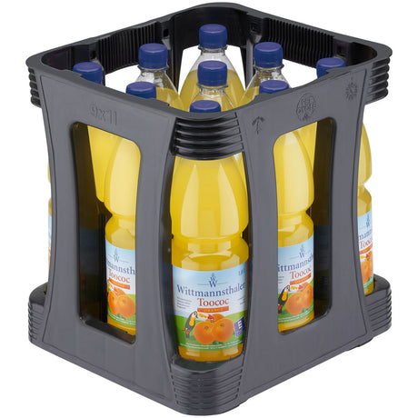 Eine Kiste mit neun Wittmannsthaler Toococ Orange PET 1L Flaschen (EINWEG), jede mit blauem Verschluss, Fruchtetikett und natürlichem Orangengeschmack, gemischt mit erfrischendem Schwarzwälder Mineralwasser.